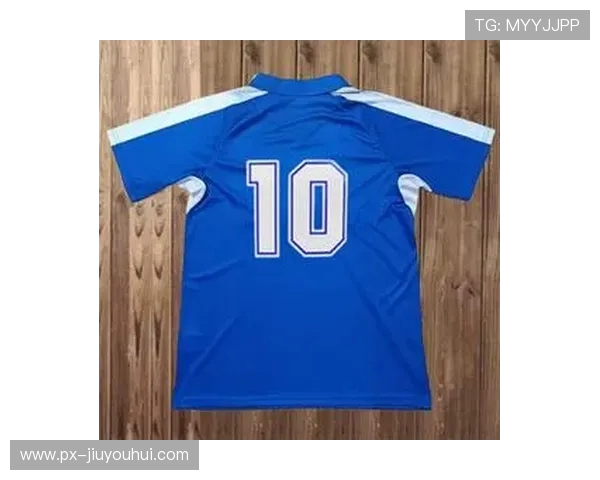 复古足球外套经典设计再现 传承运动风尚与时尚潮流的完美结合