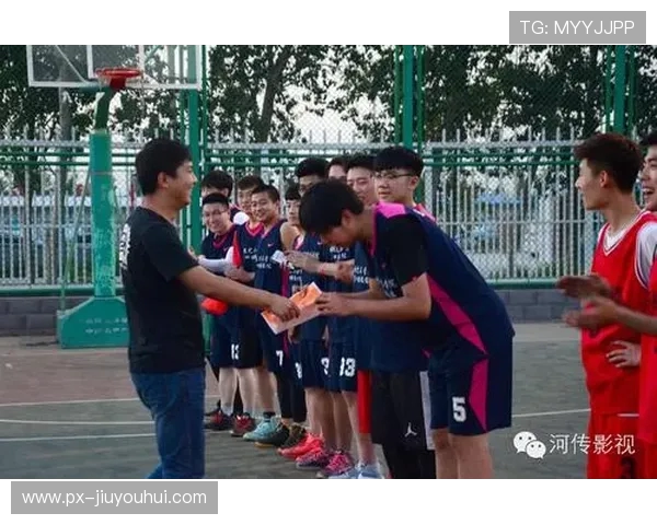 拿起足球跳舞英姿飒爽 展现体育与艺术完美融合的动感之美